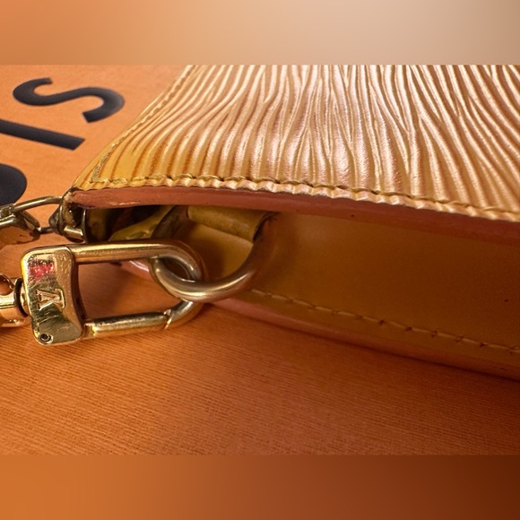 Louis Vuitton Pochette Yellow Epi Leather - Picture 7 of 11